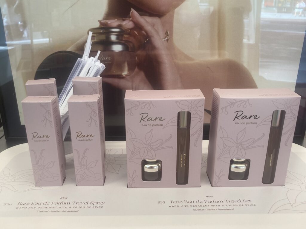 左：Rare Eau de Parfum Travel Spray 10mL ￥5,200（＄30）、右：Mini Rare Eau de Parfum Set ￥6,100（＄35）