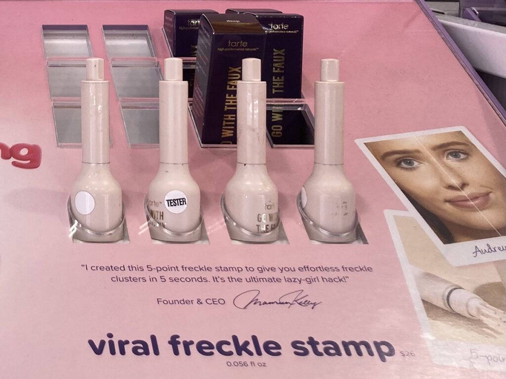 Ulta Beautyの棚に並ぶ『go with the faux freckle stamp 全4色 ＄26』
